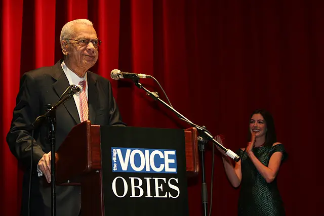 Earle Hyman accepts the OBIE Lifetime Achievement Award as Anne Hathaway applauds.